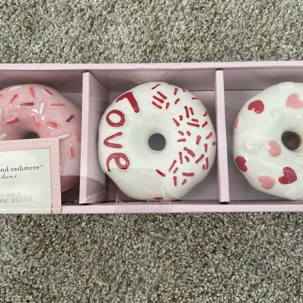 NWT Cupcakes and Cashmere Ceramic Valentine Donuts Decor Set of 3 - Picture 3 of 5